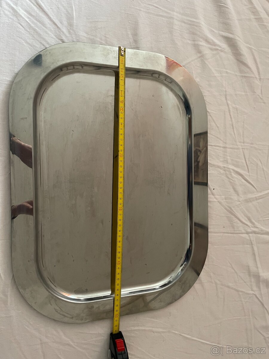 Talířky, tácy, příbory, stolky