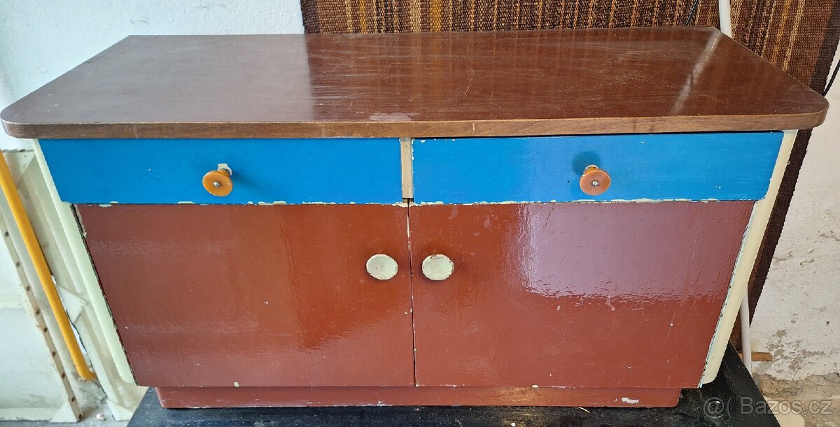 Botník- nízká dřevěná skřínka