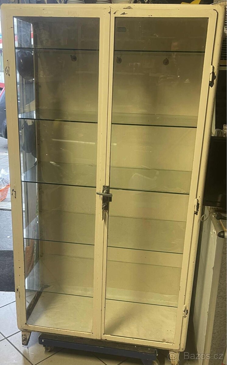 Stará lékařská skříň