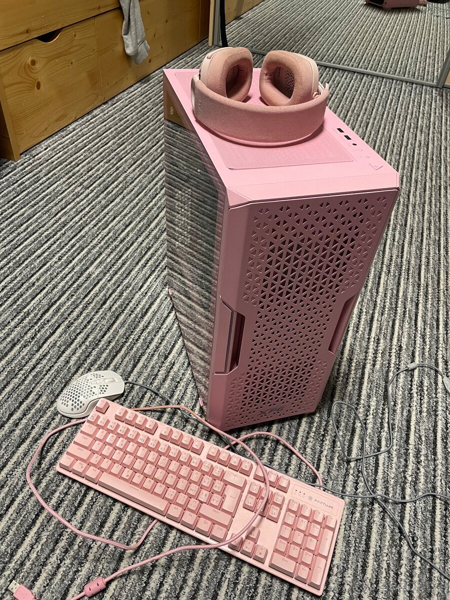 Herní PC růžový