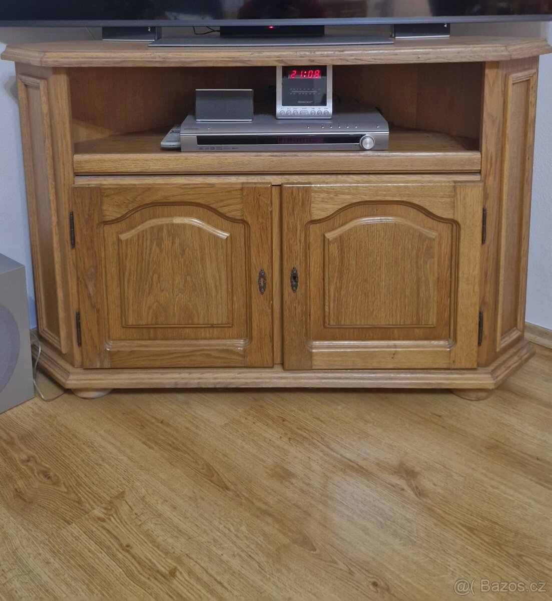 Rustikální rohový televizní stolek