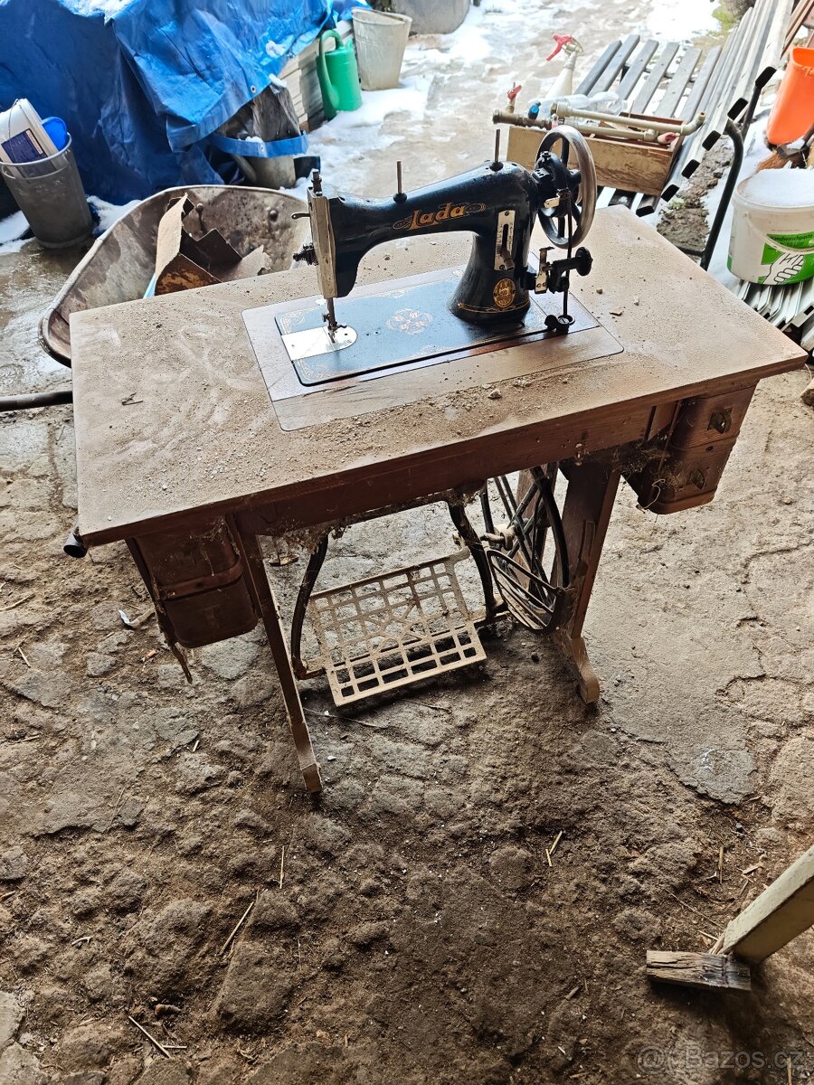 Starožitný šicí stroj LADA