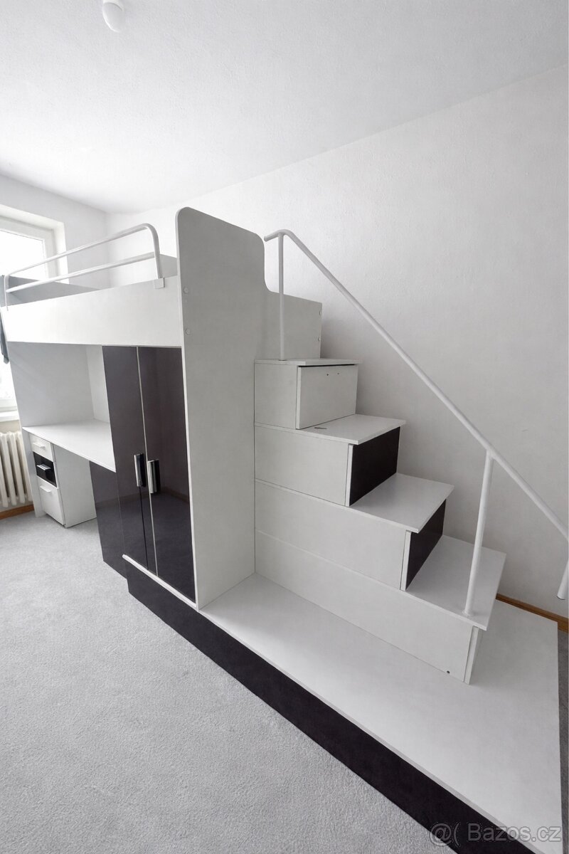 Patrová postel se skříní a psacím stolem