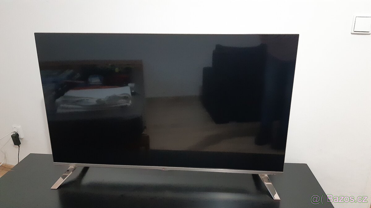 Televize LG+televizní stolek