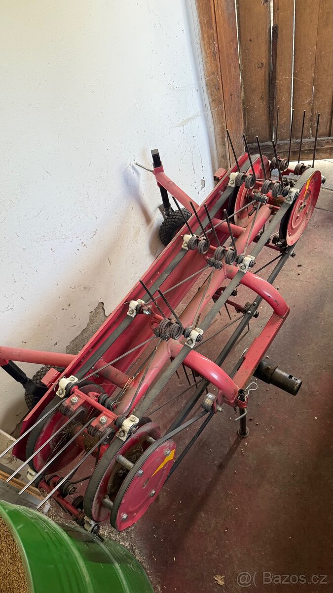 Pásový obraceč sena VARI OP-1.2