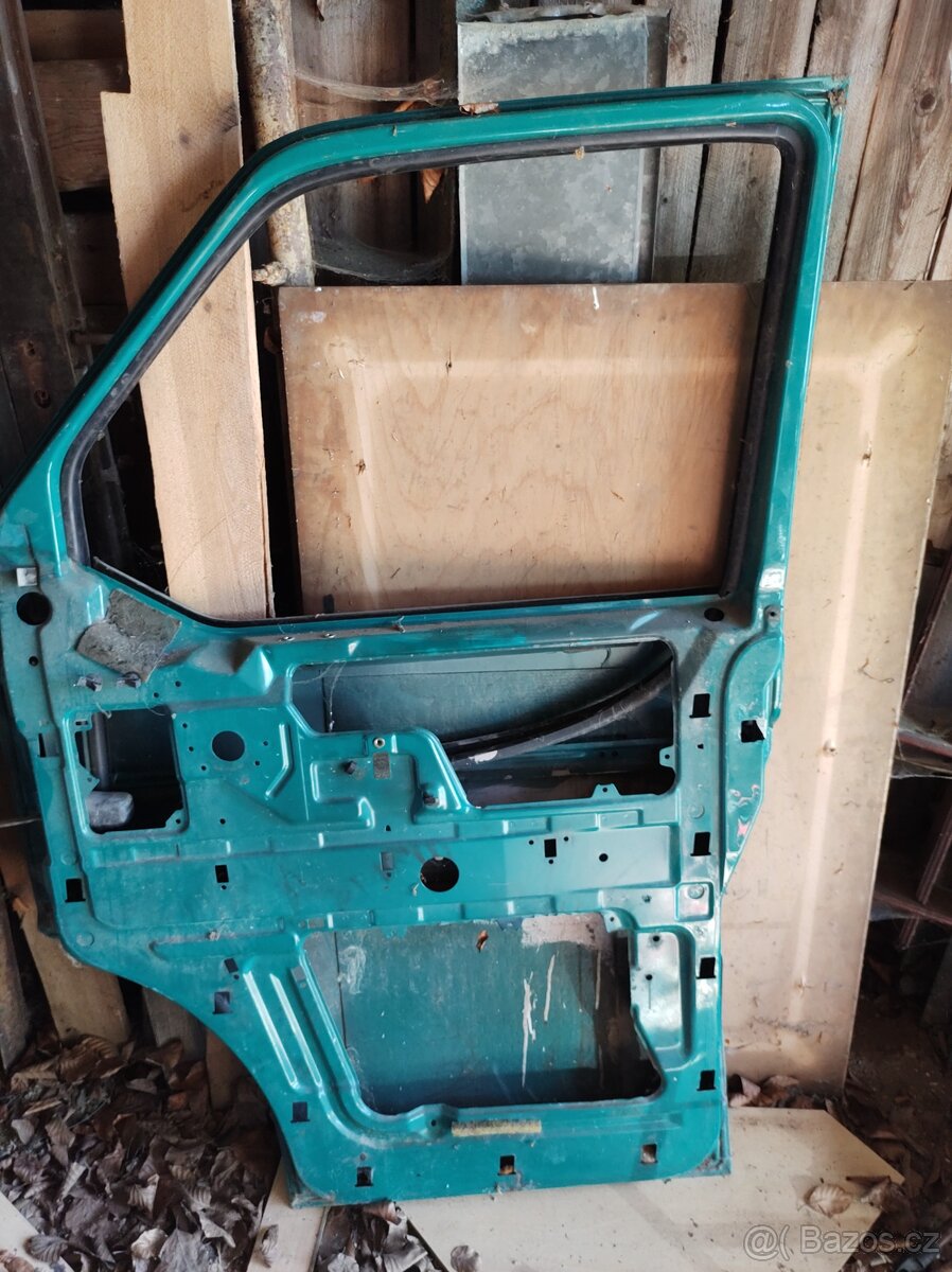 Volkswagen T4 , páté dveře,kus podlahy,plecharina ,tapce