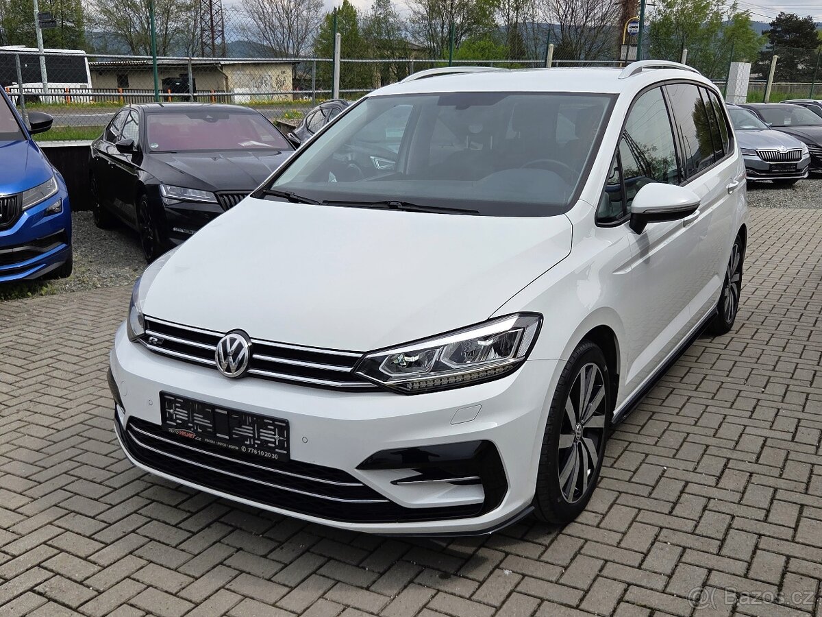 VW Touran TSi R-Line LED NAVI VYHŘ SEDAČKY SENZORY