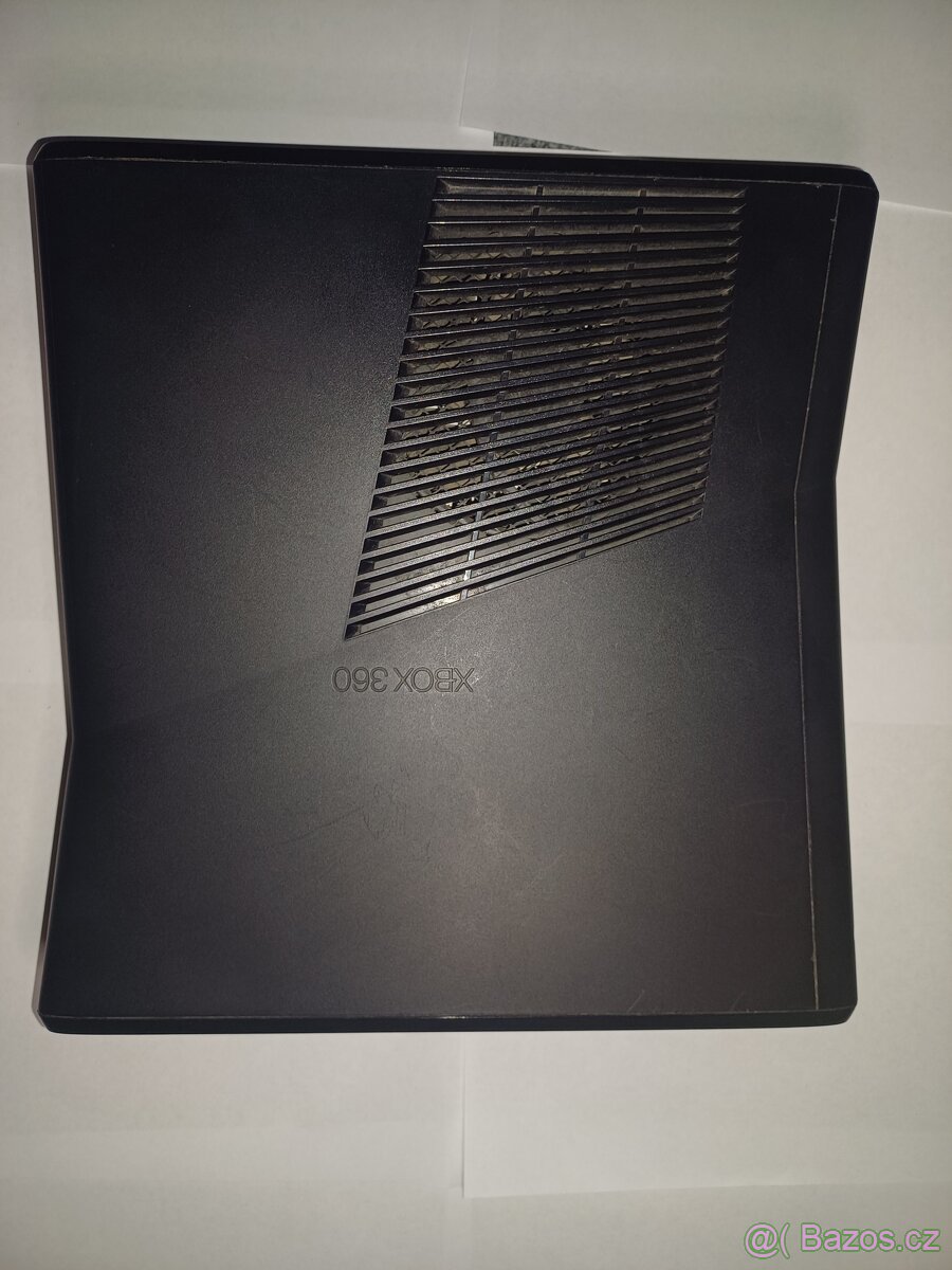 Xbox 360 + hry + kabel napájení, kabel HDMI