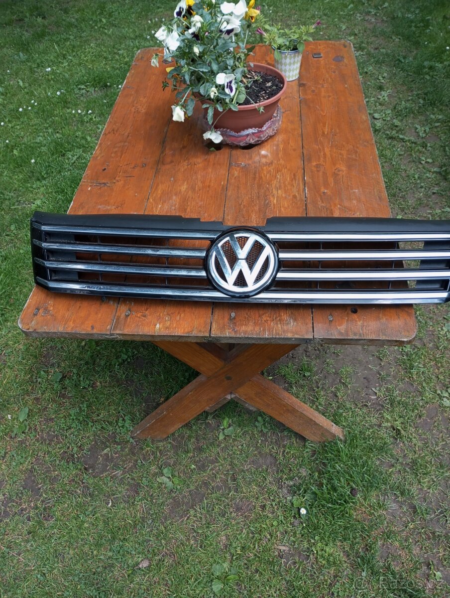 Passat B7 přední mřížka se znakem