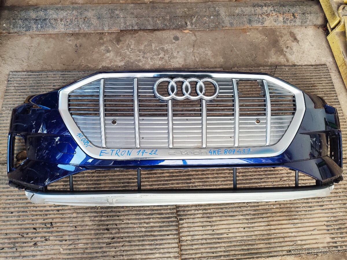 Audi E-TRON přední nárazník a blatník.