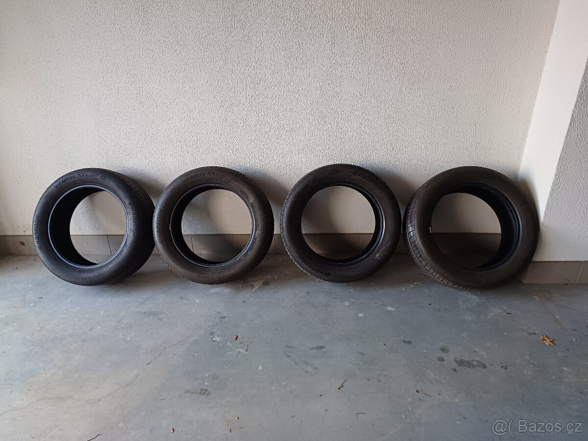 Samozacelující letní pneu značky Hankook Ventus S1evo 235/55