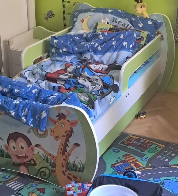 Dětská postel + matrace a noční stolek
