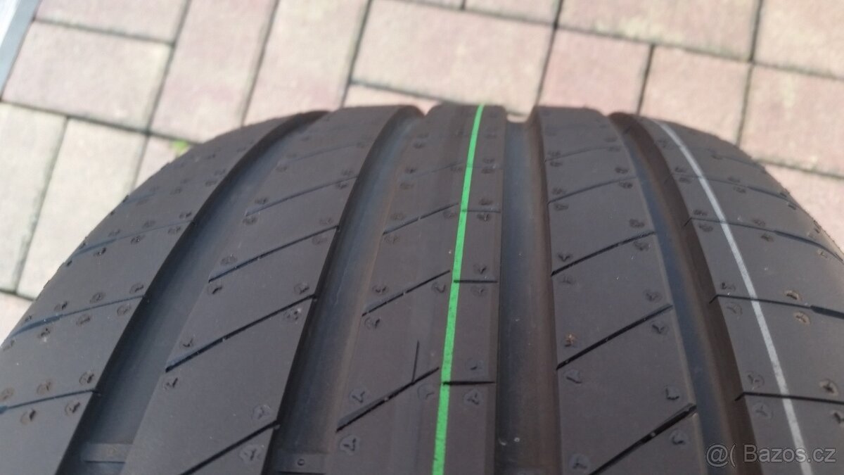 225/40 R19 93Y XL nové letní pneu PIRELLI r.v. 2025