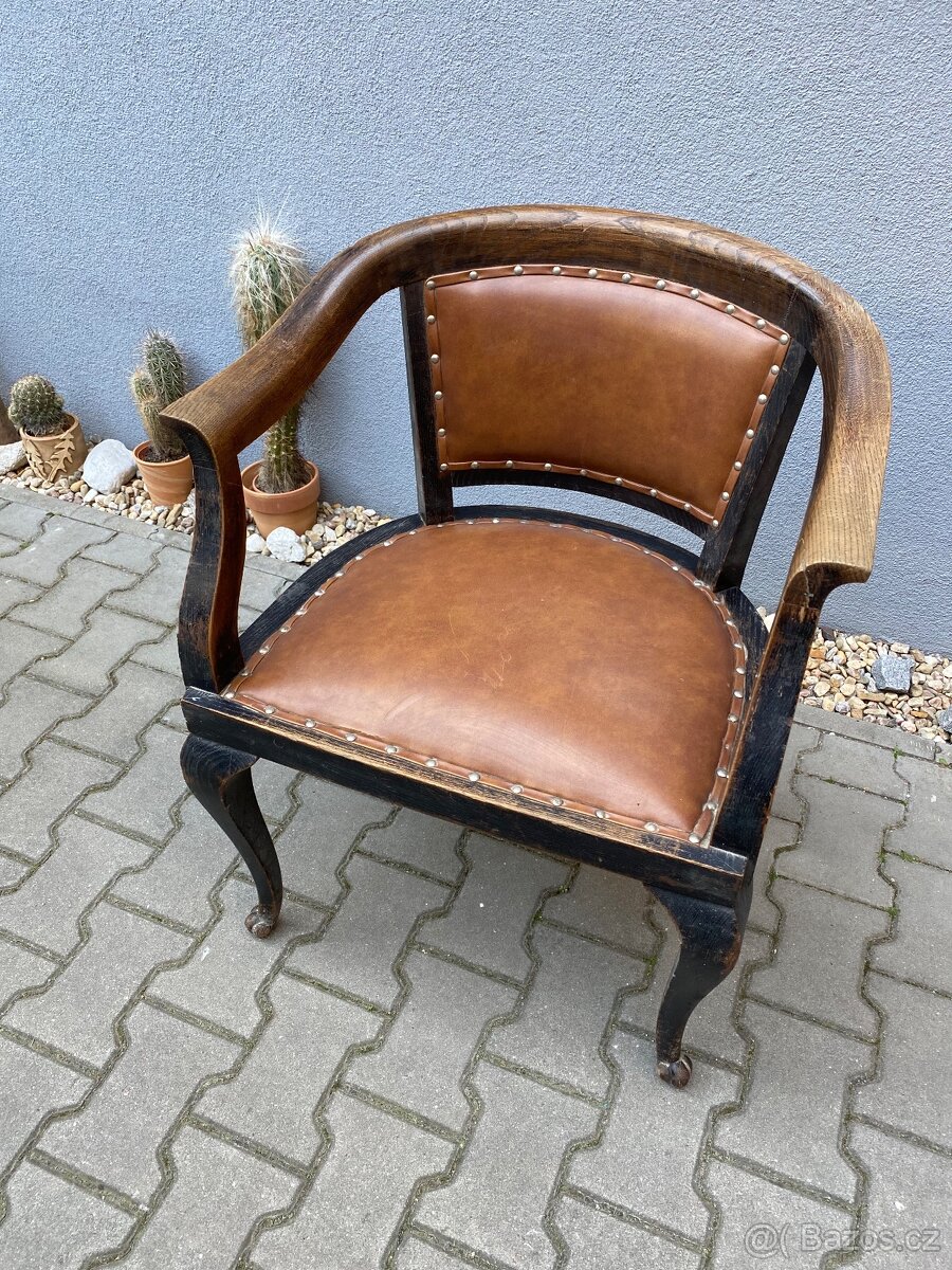 starožitné křeslo