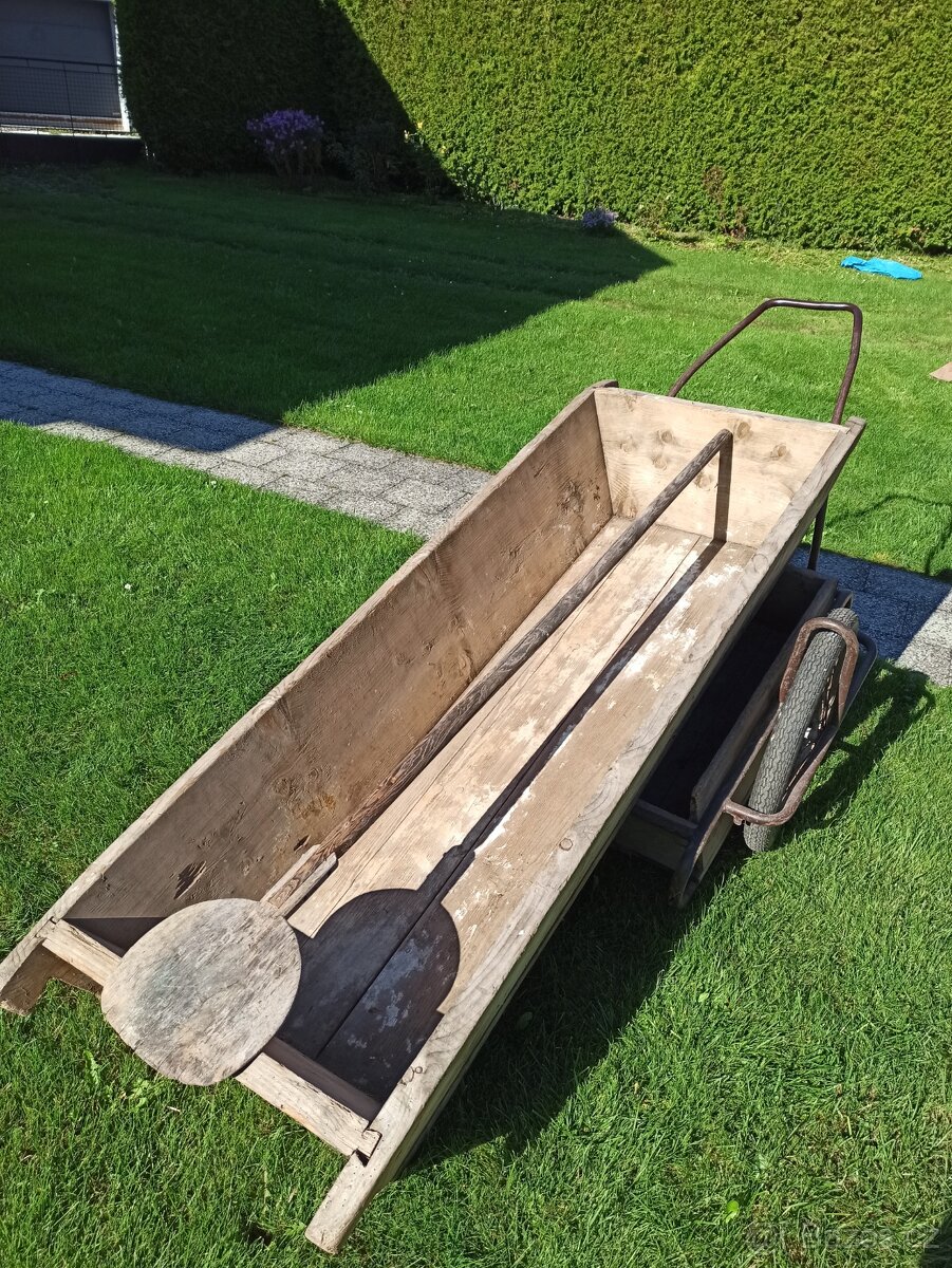 Velké staré necky na prase či jako dekorace