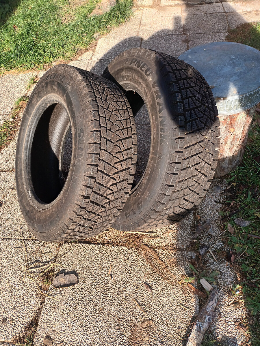 Prodám 2 ks pneumatik