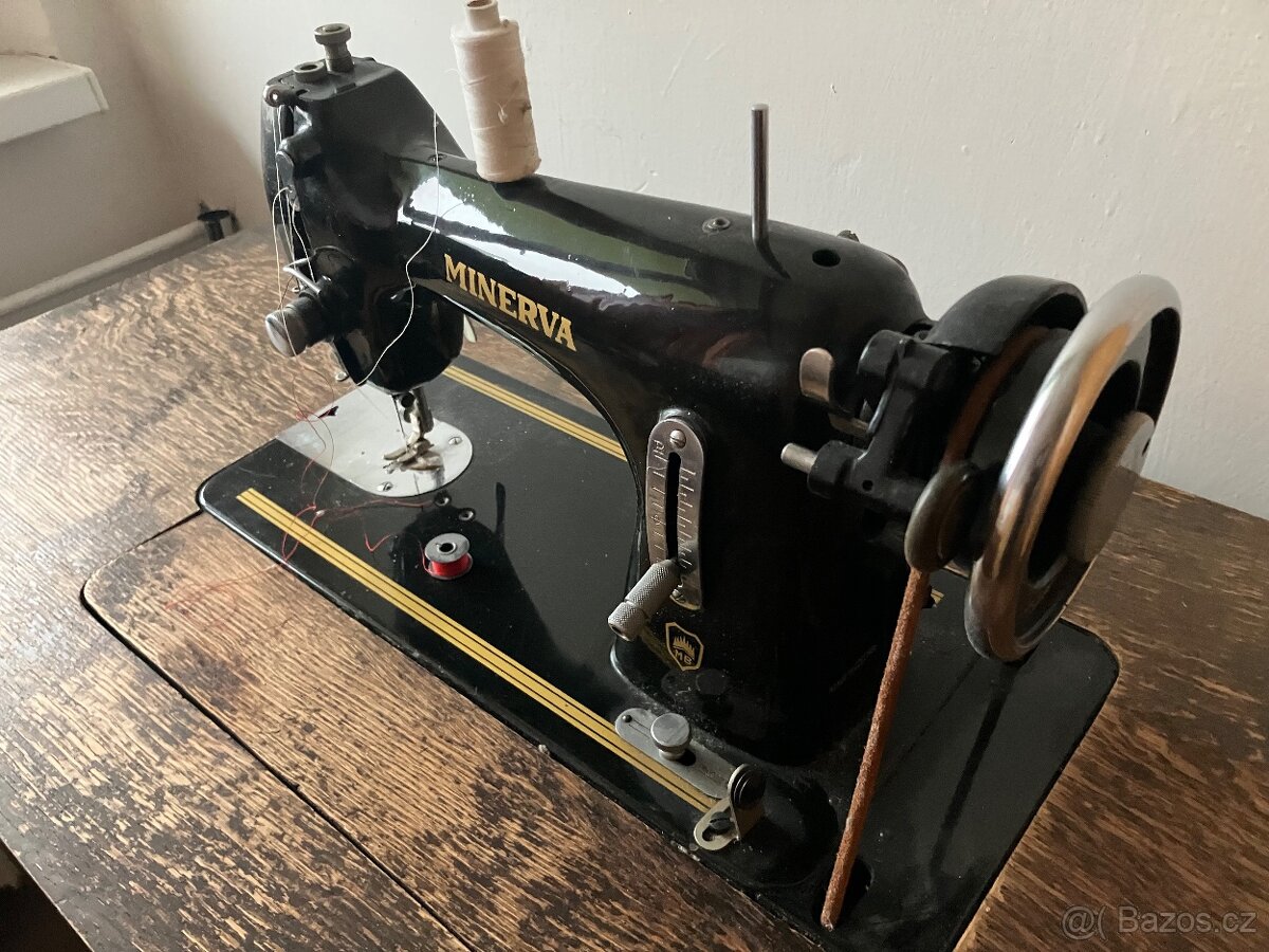 Prodám starý šlapací šicí stroj MINERVA