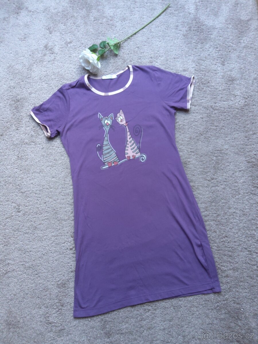 Fialová noční košile s kočičkami
