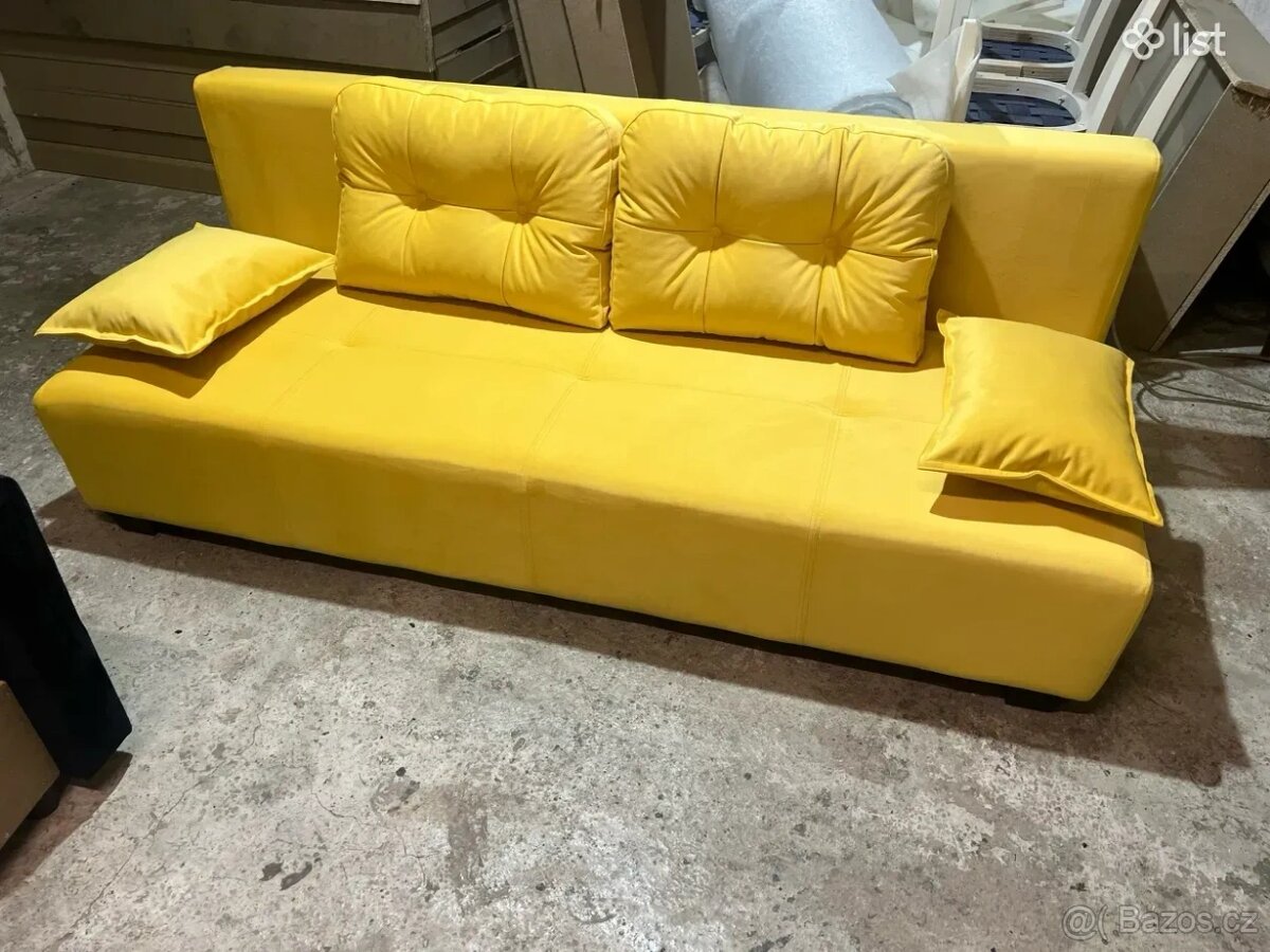 Dlouha zluta pohovka