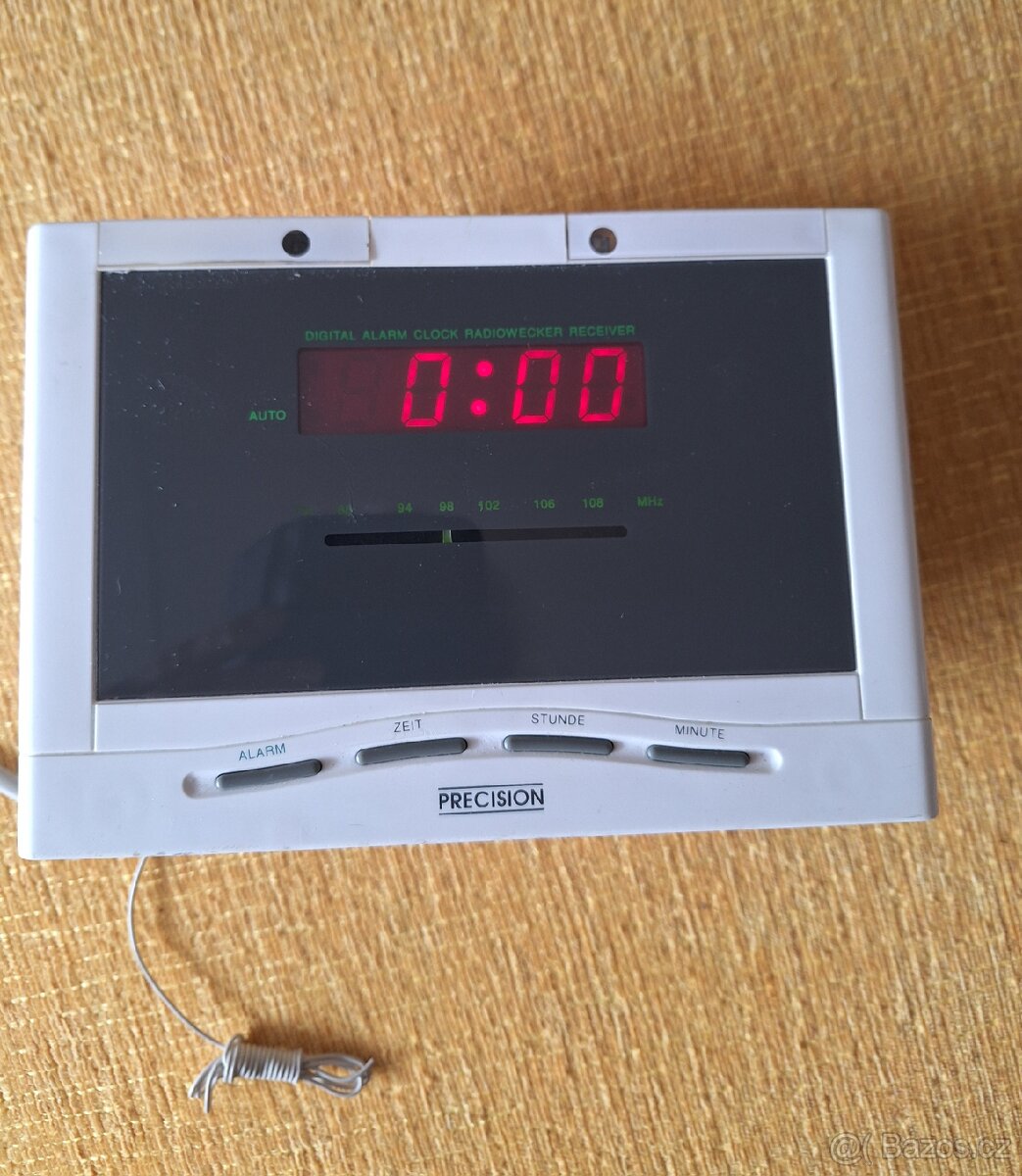 Digitální budík s rádiem