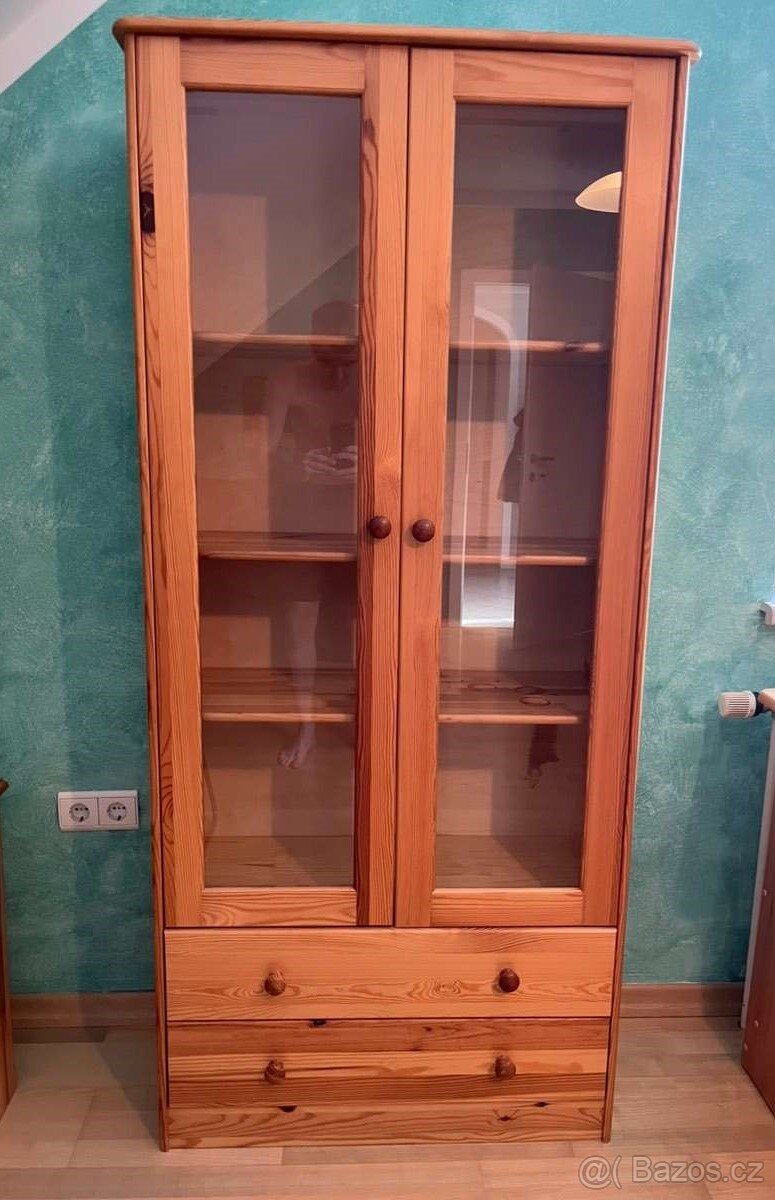 Prosklená knihovna, masív - borovice