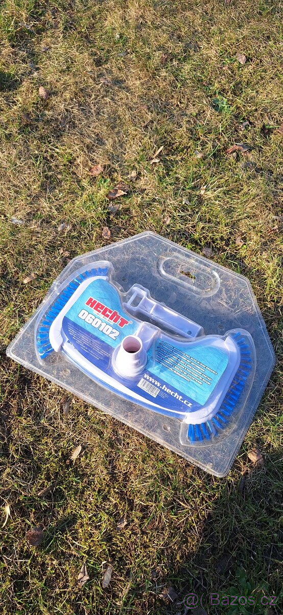 Vysávací kartáč na dno bazénu