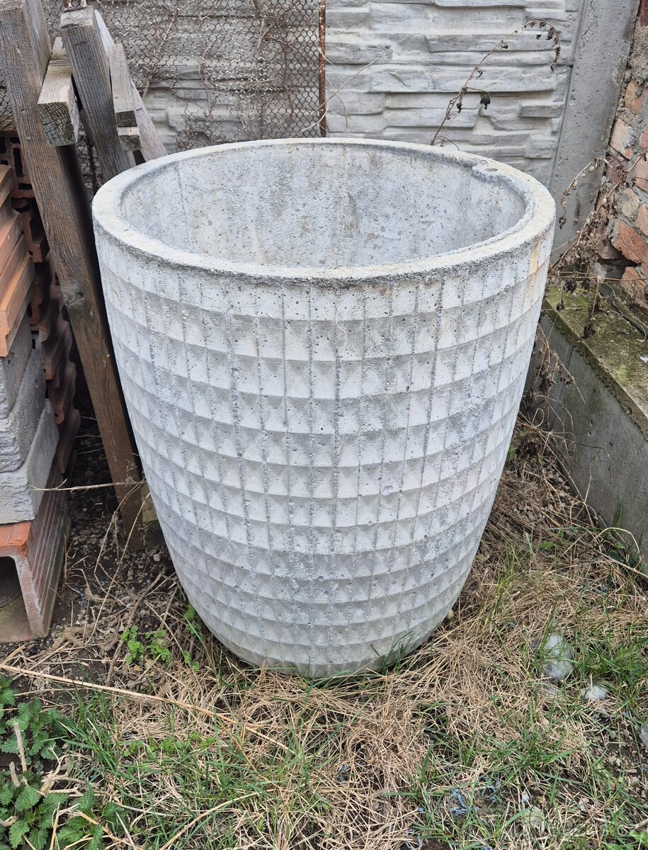 Velký betonový květináč