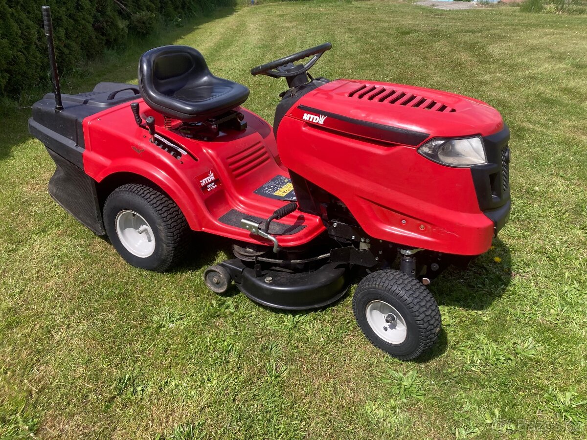 Zahradní traktor MTD