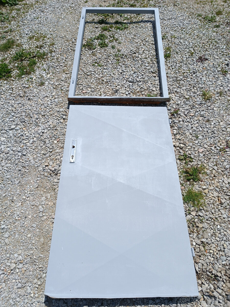 Půdní kvalitní kovové dveře 145cm x 87cm
