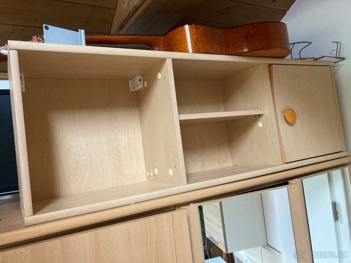Police s designem světlého dubu