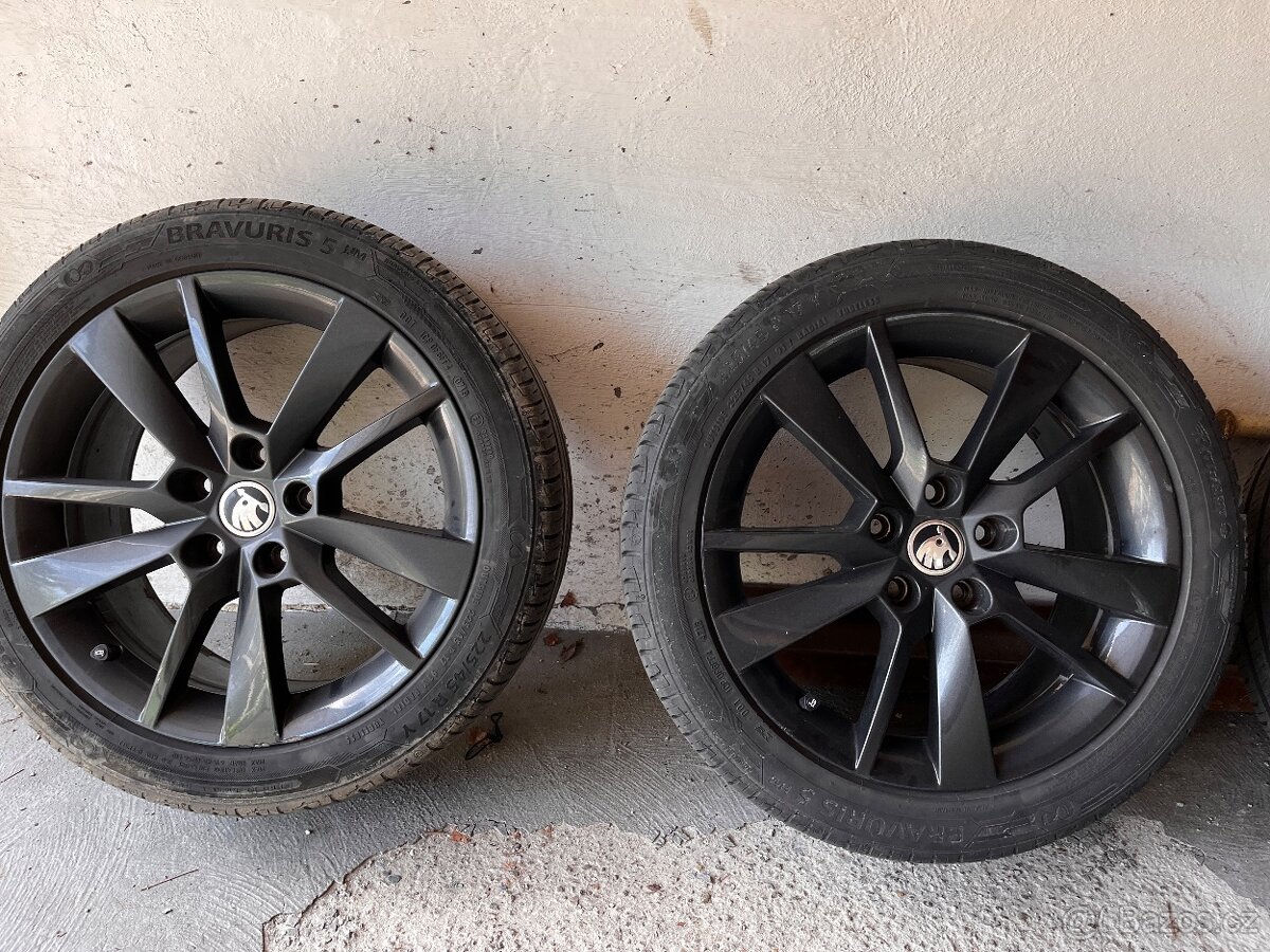 225/45/R17 Trius černé
