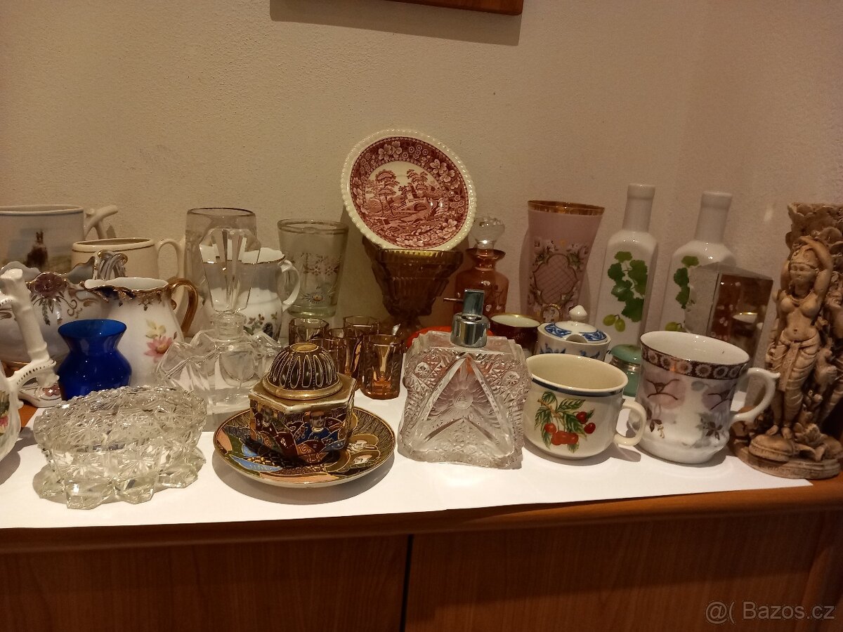 Různé staré sklo a porcelan