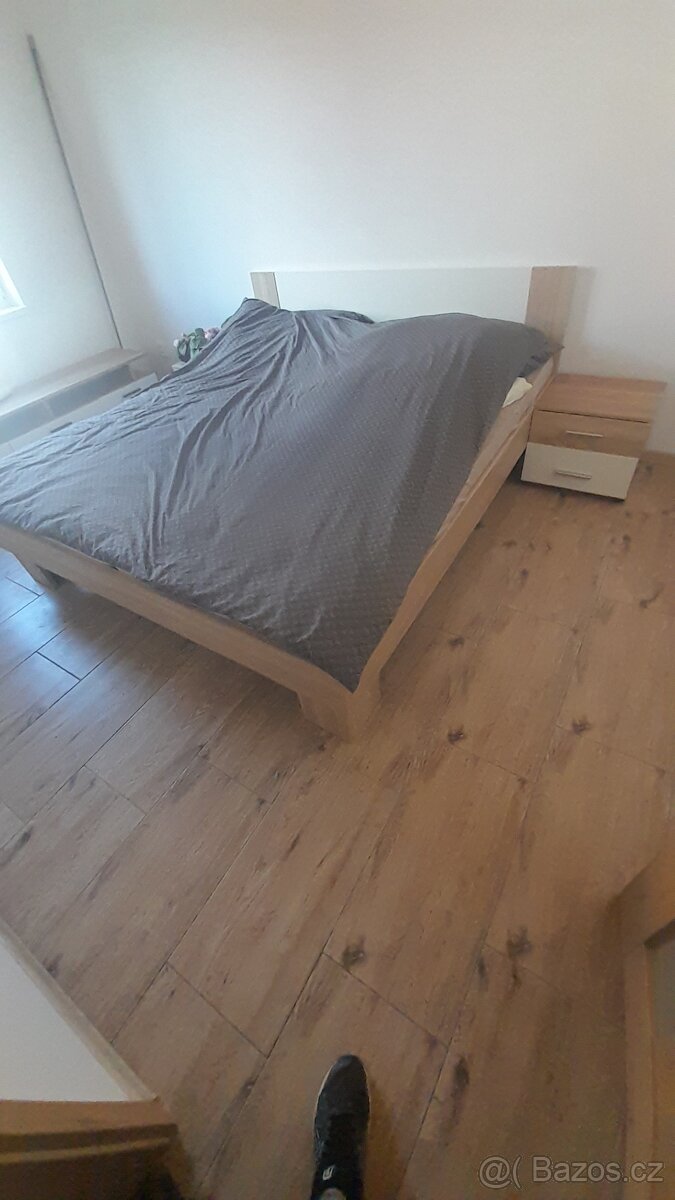 Manzelska postel s nočními stolky
