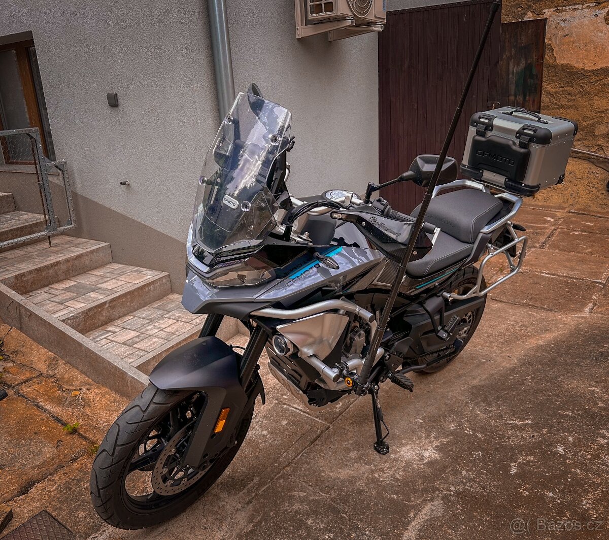 CFMOTO 800MT 9000km a hromada výbavy