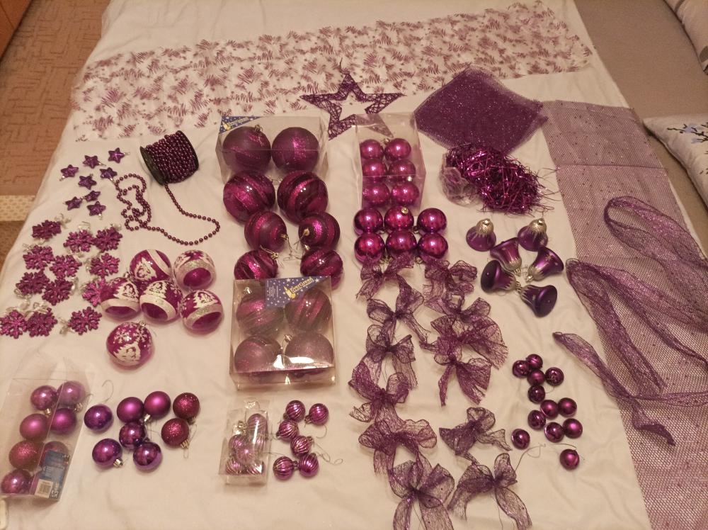 Fialové vánoční ozdoby