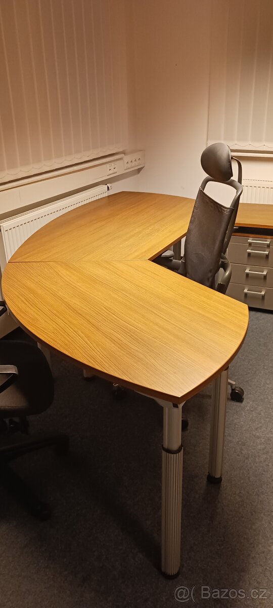 Kancelař: 2 stoly, skříň, regál