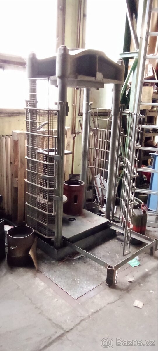 Hydraulický lis do země