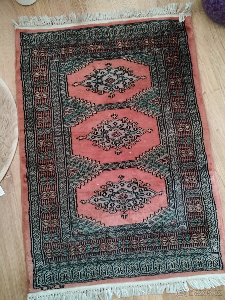 Vlněný koberec.