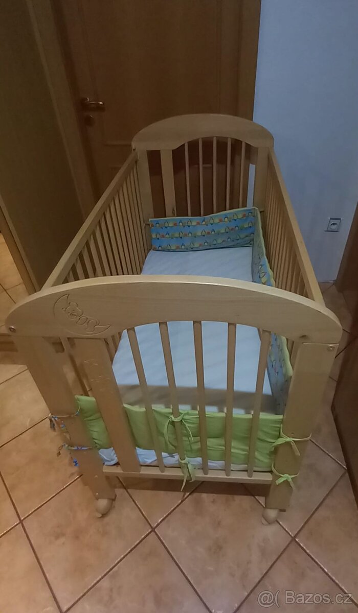 Dětská postýlka s kolečky