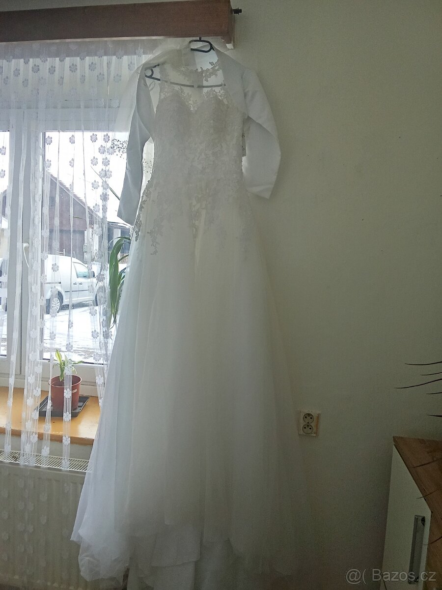 Svatební šaty