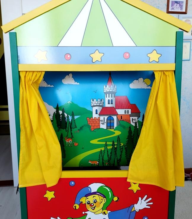 dřevěné loutkové divadlo