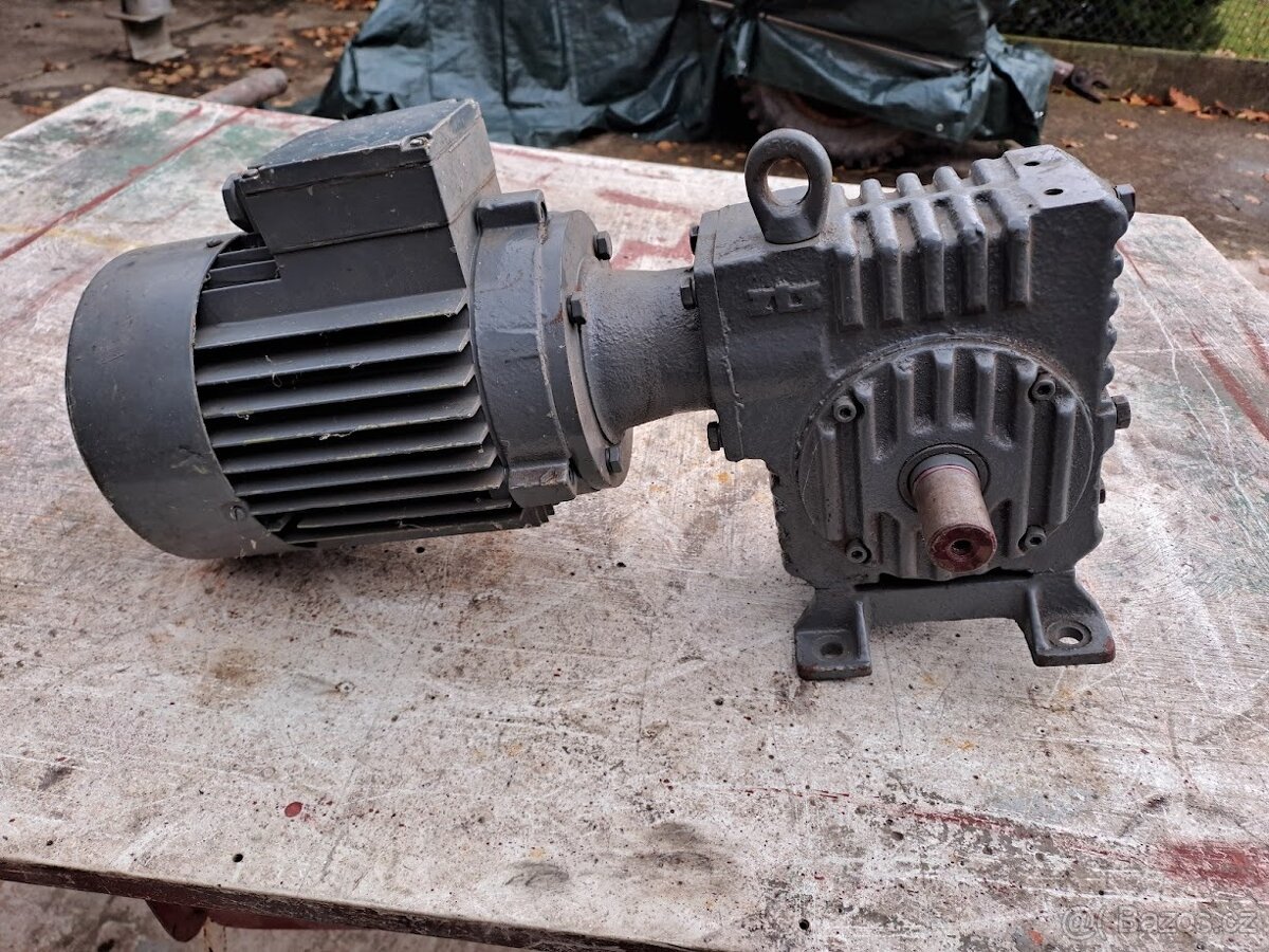 Elektromotor s převodovkou.