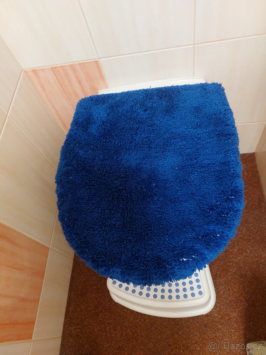 Natahovací tmavě modrý potah na WC prkénko 43 x 36 cm