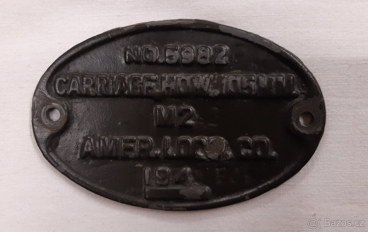 Výrobní štítek amerického kanónu Howitzer M2A2 ráže 105mm