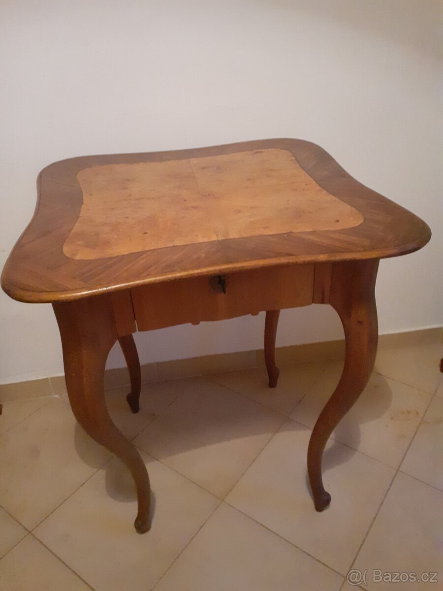 prodám starožitný stolek