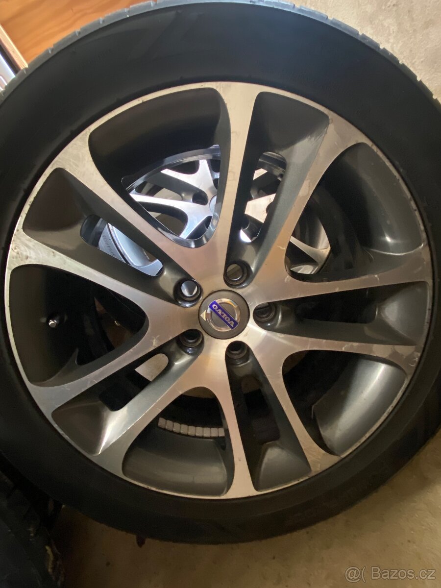 Volvo alu kola 18 palcu s Nokian pneu