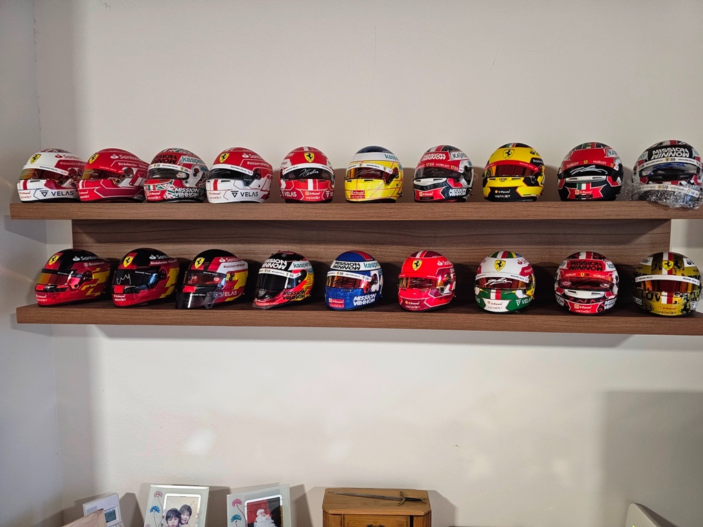 Prodám helmy 1:2 pilotů Ferrari