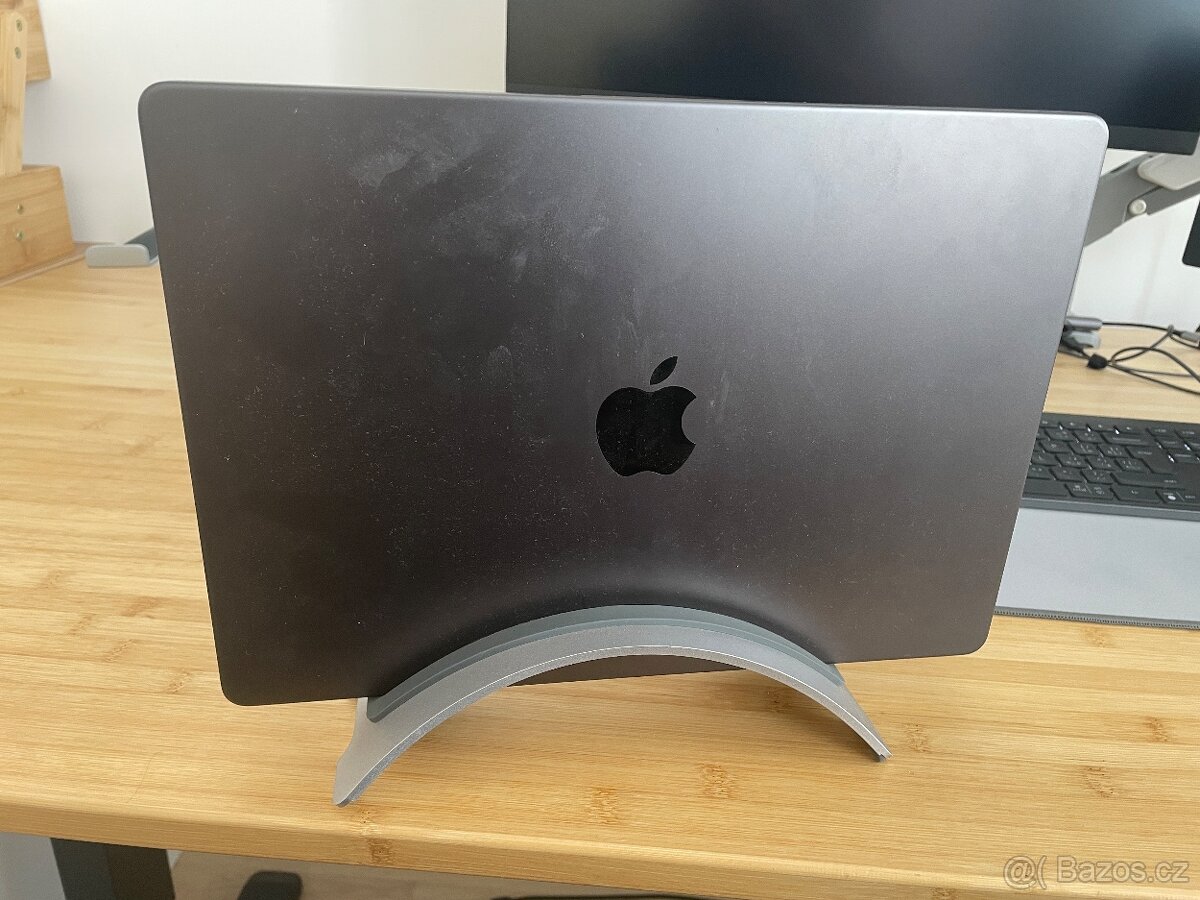 Stojan na macbook