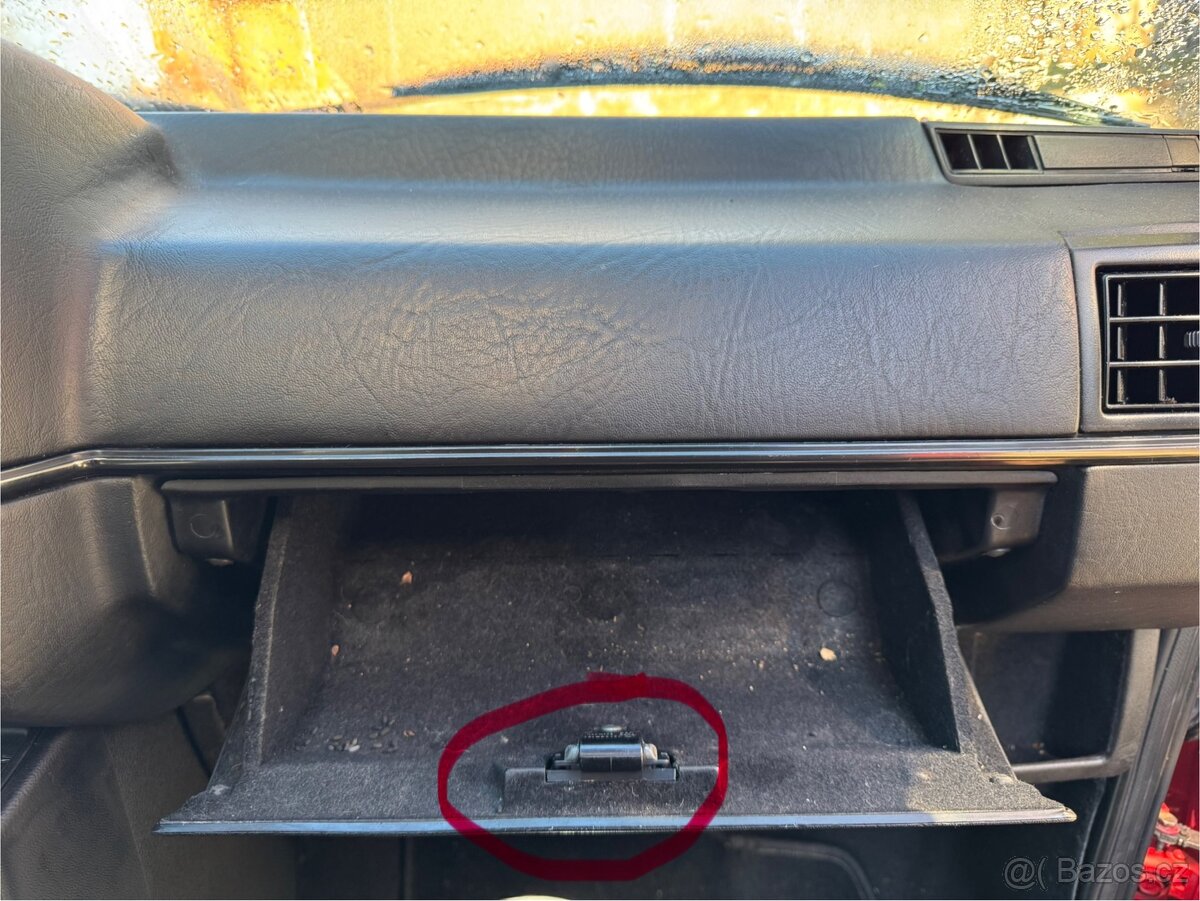 VW Golf mk2 držák zámku kastlíku