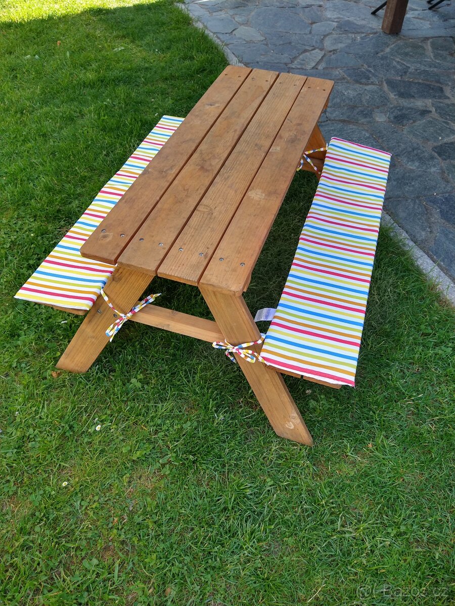 Dřevěný stolek, lavice pro děti